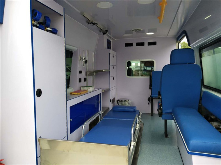 福特新全顺V362救护车(短轴中顶)