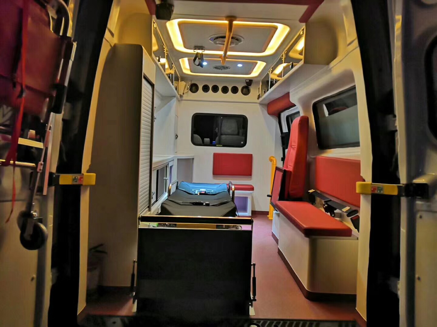 福特新全顺V362救护车(短轴中顶)