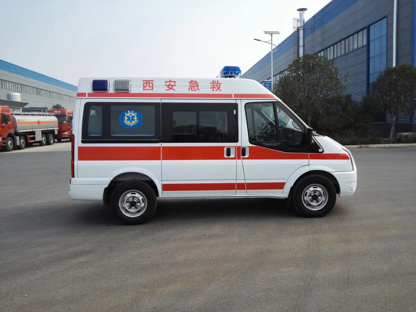 福特V348救护车(短轴中顶)