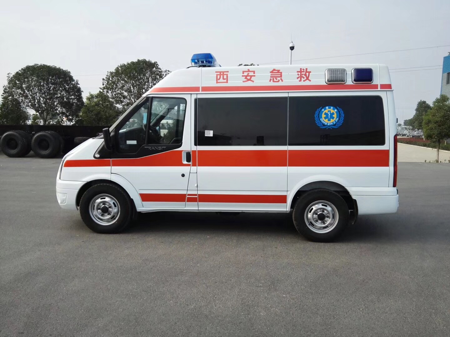 福特V348救护车(短轴中顶)