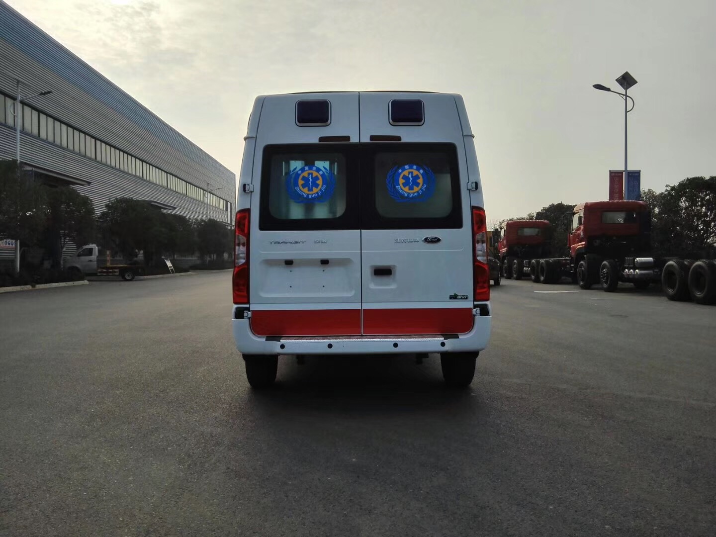 福特V348救护车(短轴中顶)