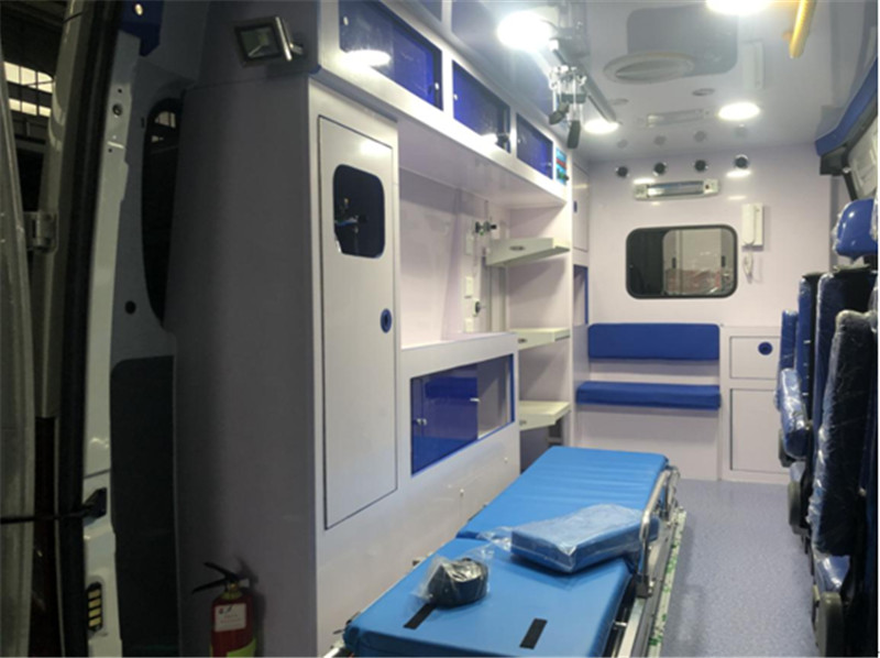 大通V80长轴中顶监护型救护车