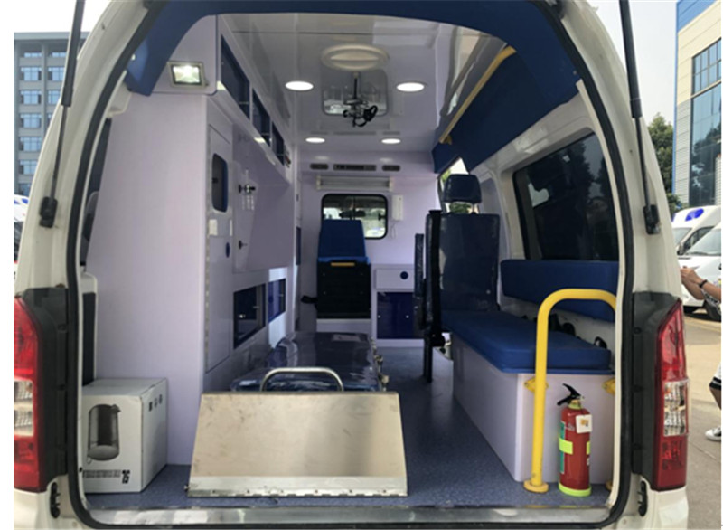 福田G9监护型救护车