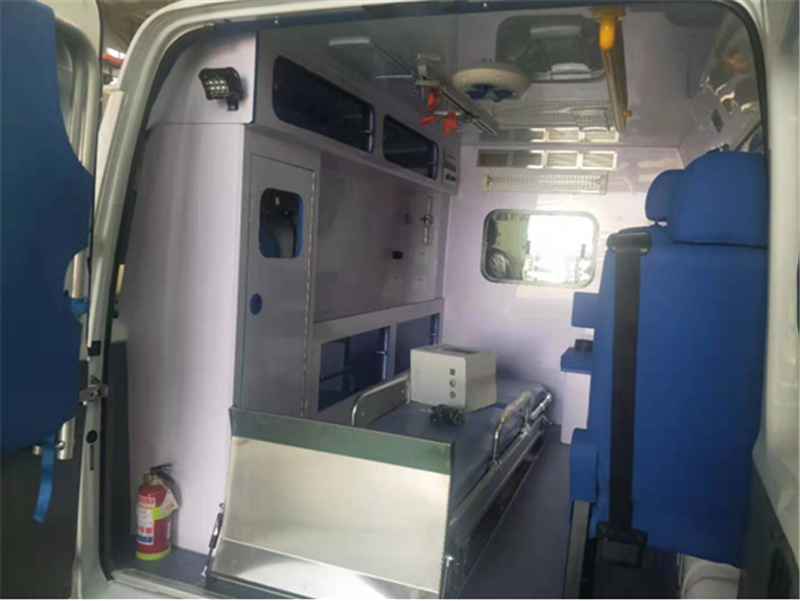 江铃特顺短轴中顶监护型救护车