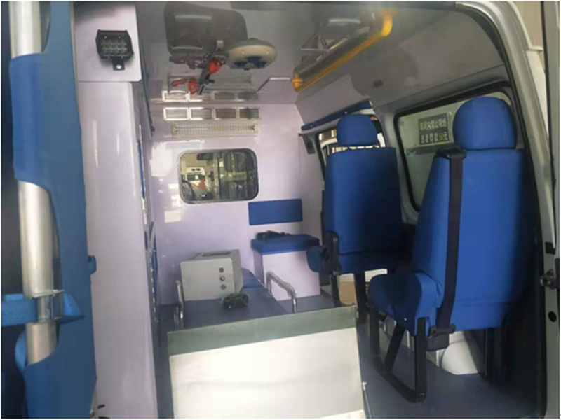 江铃特顺短轴中顶监护型救护车