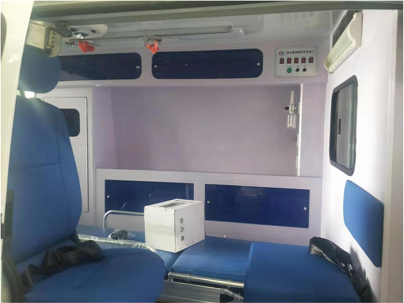 江铃特顺短轴中顶监护型救护车
