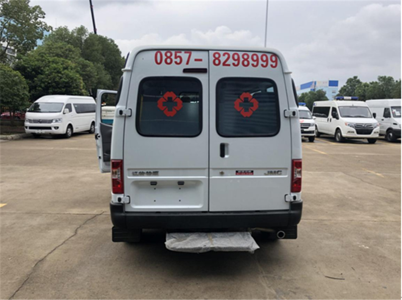 江铃特顺短轴中顶运输型救护车