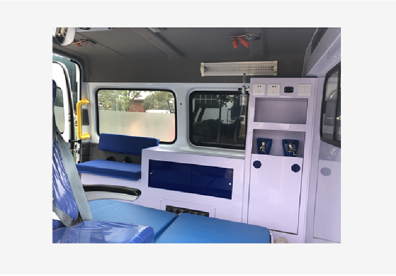江铃特顺短轴中顶运输型救护车