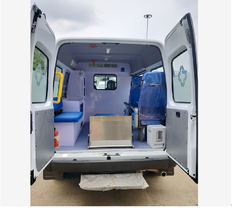 江铃特顺短轴中顶运输型救护车