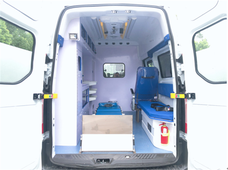福特V362中轴中顶监护型救护车ABS内饰