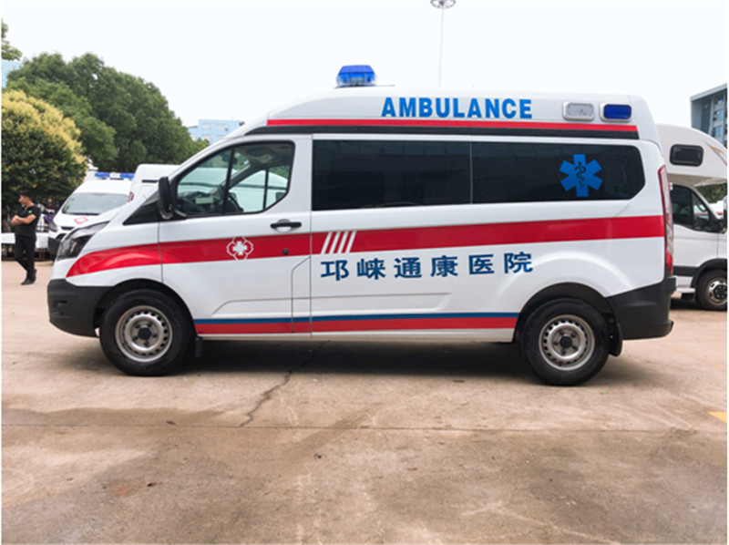 福特V362中轴中顶监护型救护车
