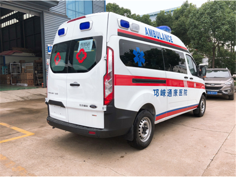 福特V362中轴中顶监护型救护车