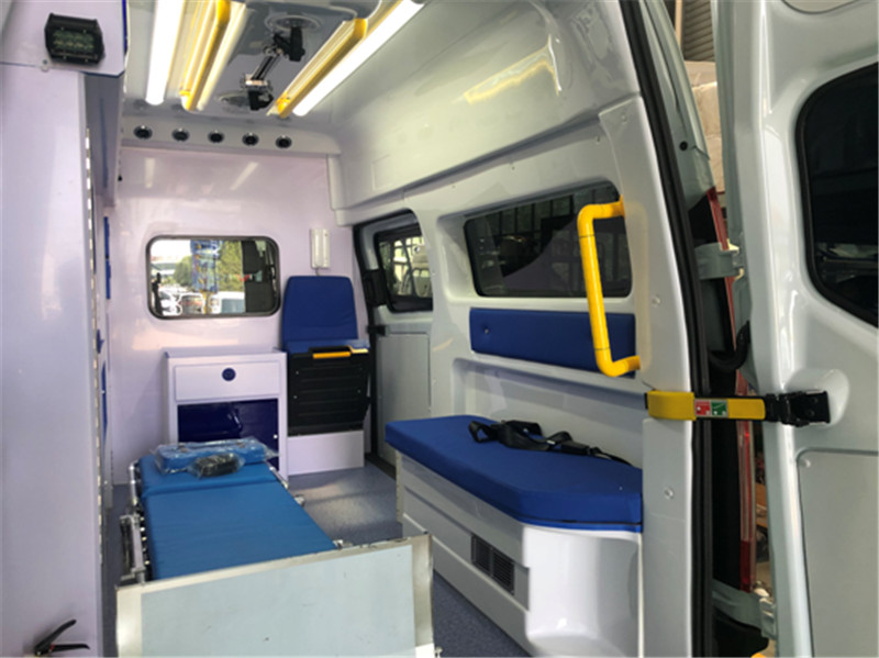 福特V362中轴中顶监护型救护车