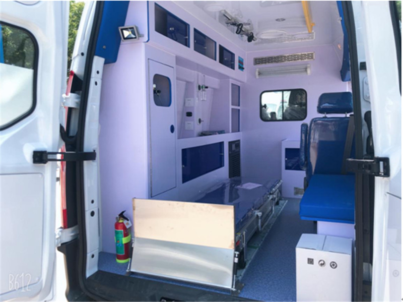 福特V362中轴中顶负压型救护车